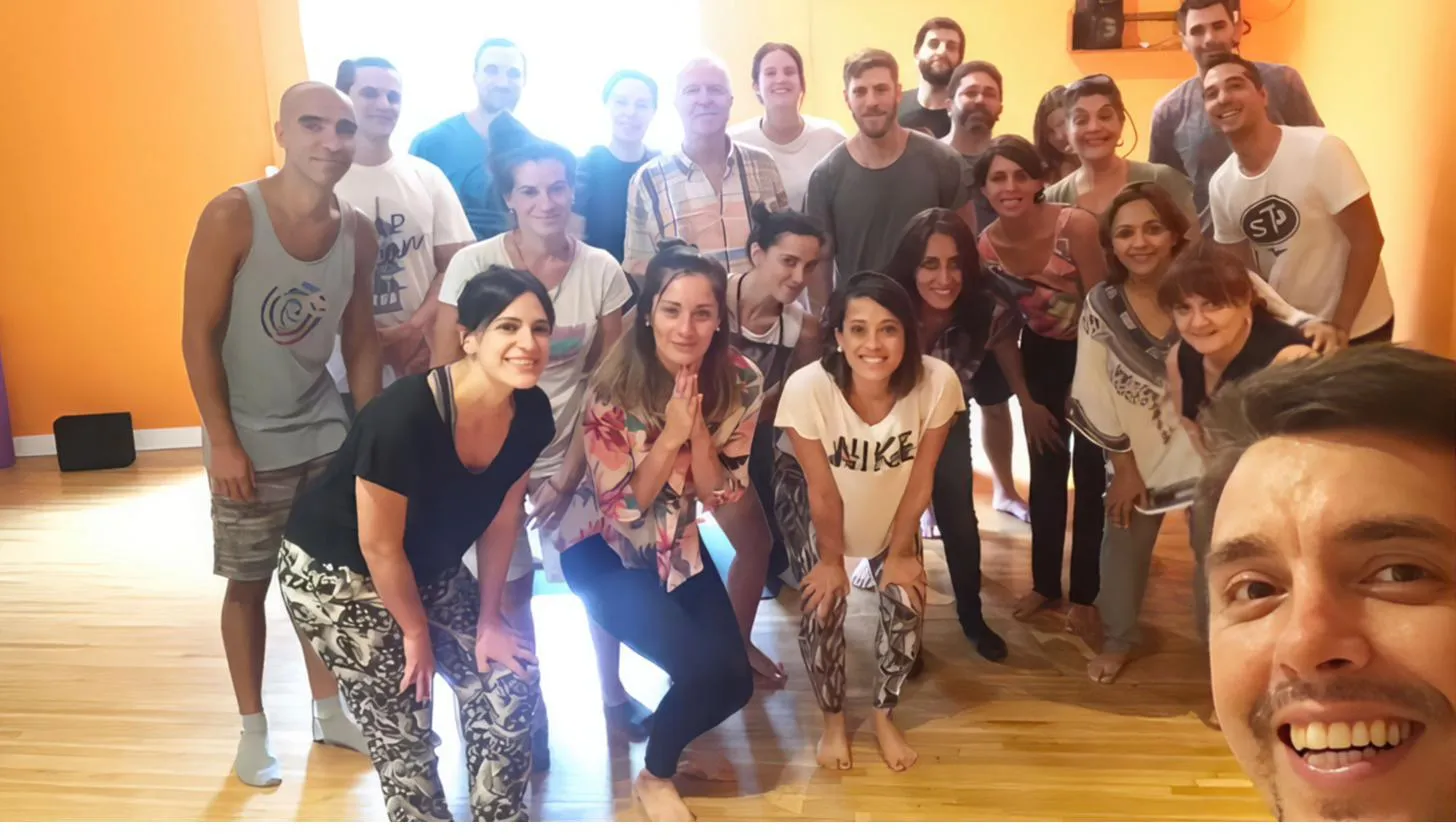 Foto grupal de alumnos de Reikitime con Mati y Carmen al cierre de un taller, todos sonriendo en un espacio cálido