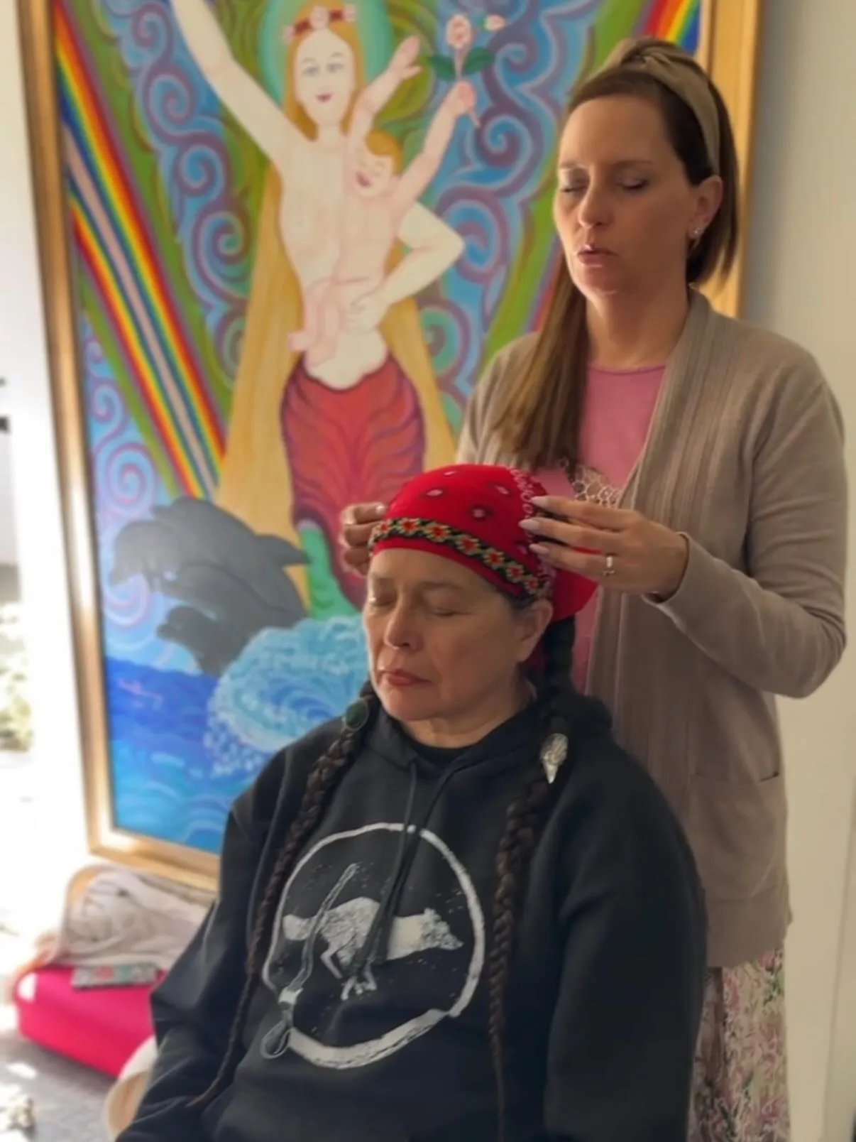 5 consejos para elevar tu práctica de Reiki — Carmen Villarreal iniciando a una alumna