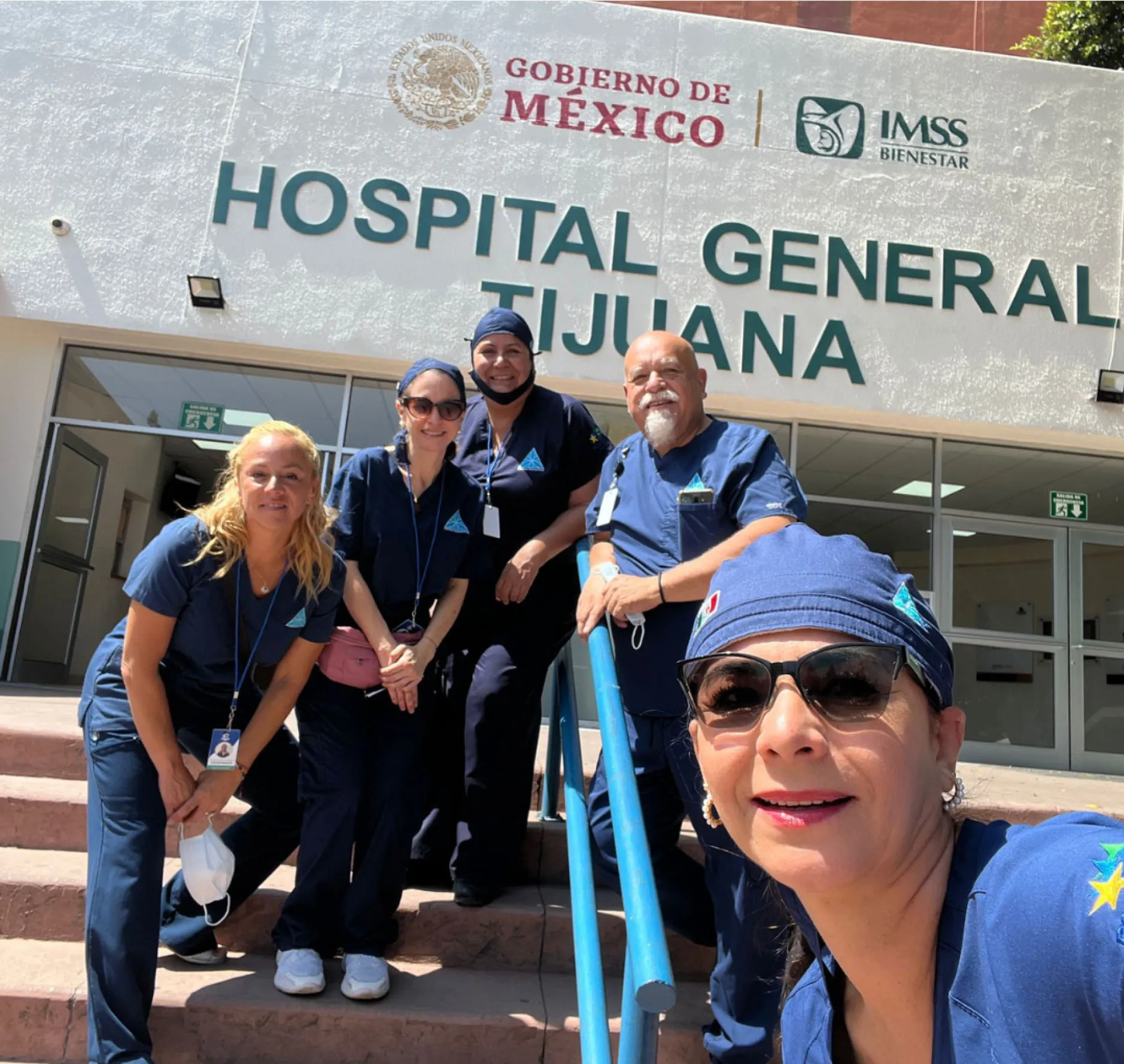 Equipo de voluntarias y voluntarios de Reikitime en la entrada del Hospital General de Tijuana